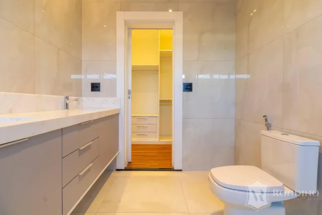 Imagem Casa sobrado no Alphaville Nova Esplanada, semi mobiliada com piscina.