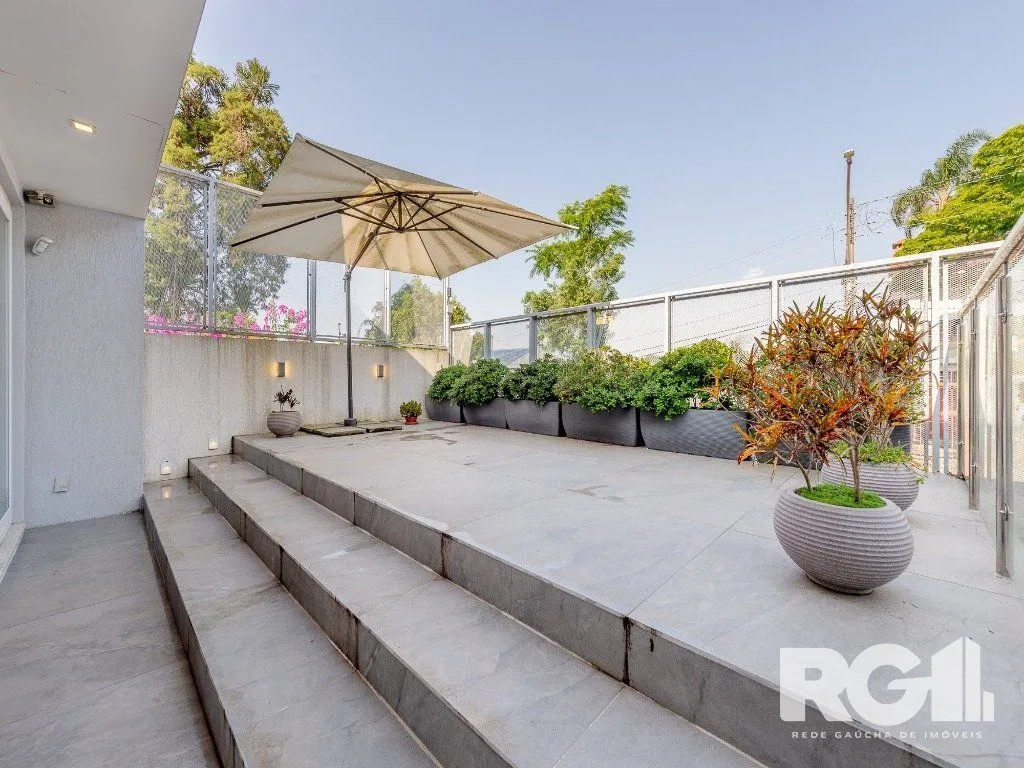 Imagem Espetacular casa nova à venda no bairro Três Figueiras! 3 suítes, 3 vagas, Generoso espaço gourmet com vista para a varanda, bem ensolarado.