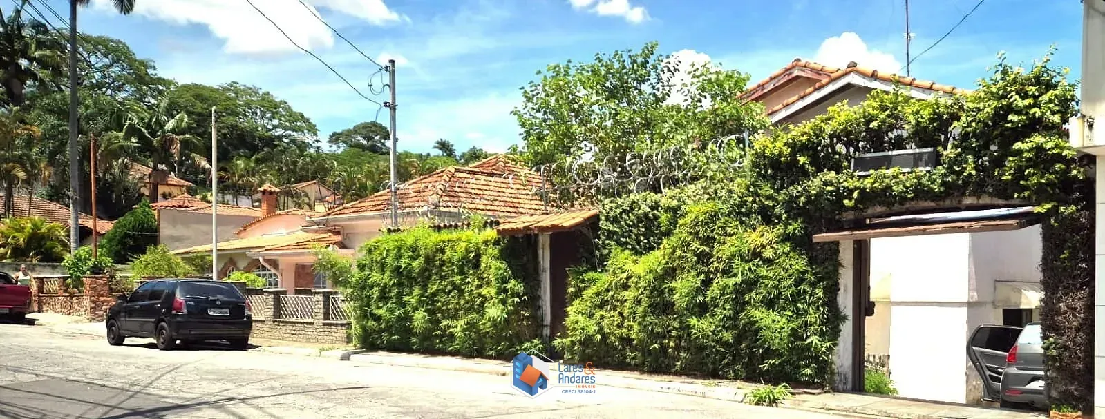 Imagem CASA À VENDA, COM 296M² COM 6 AMPLOS DORMS, COM 2 SUÍTES, 4 SALAS, COZINHA COM PLANEJADOS, CHURRASQUEIRA E 8 VAGAS - TREMEMBÉ - SP