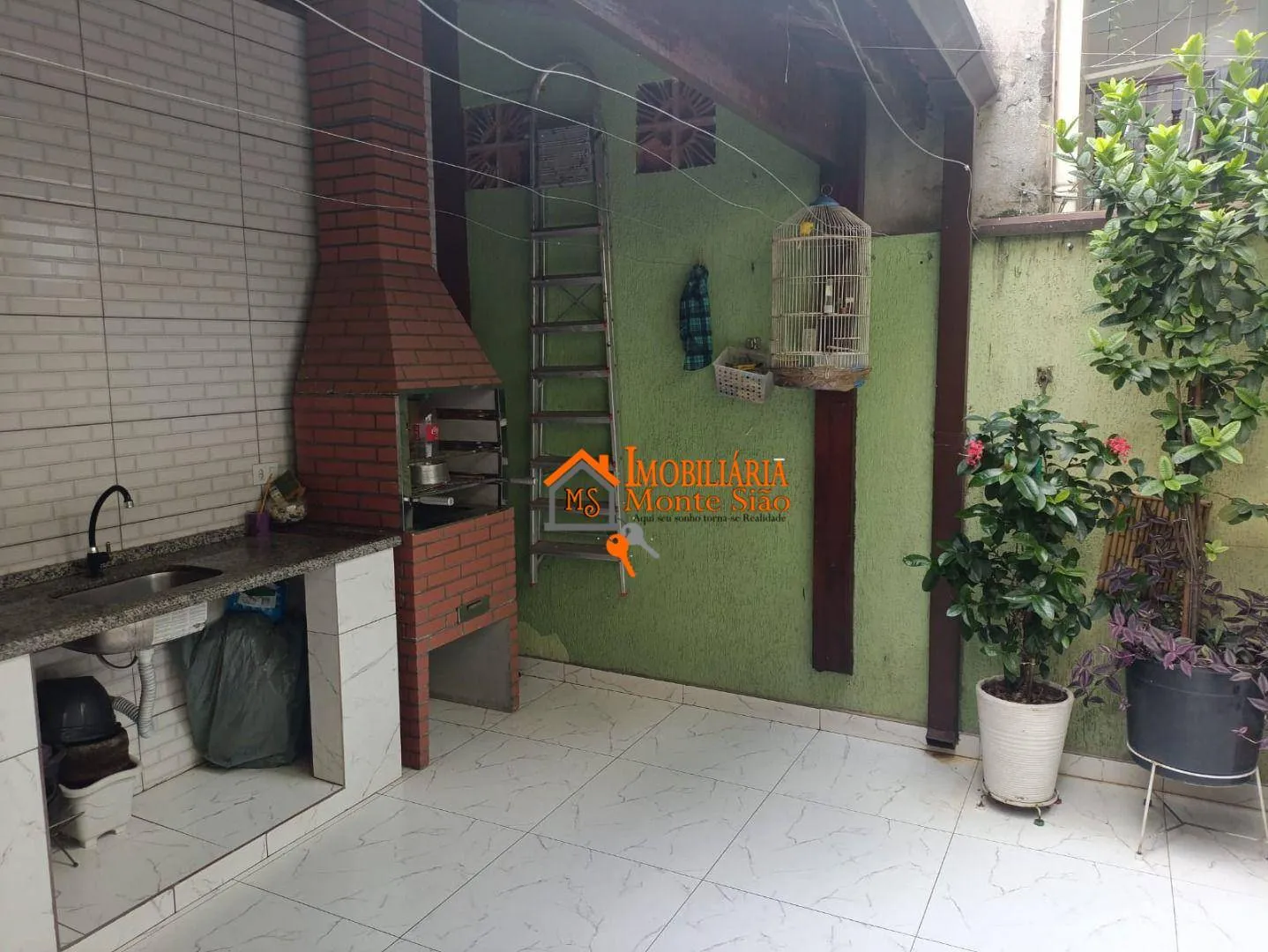 Imagem Sobrado Reformado com Suíte e Área Gourmet - 1km do Shopping Maia