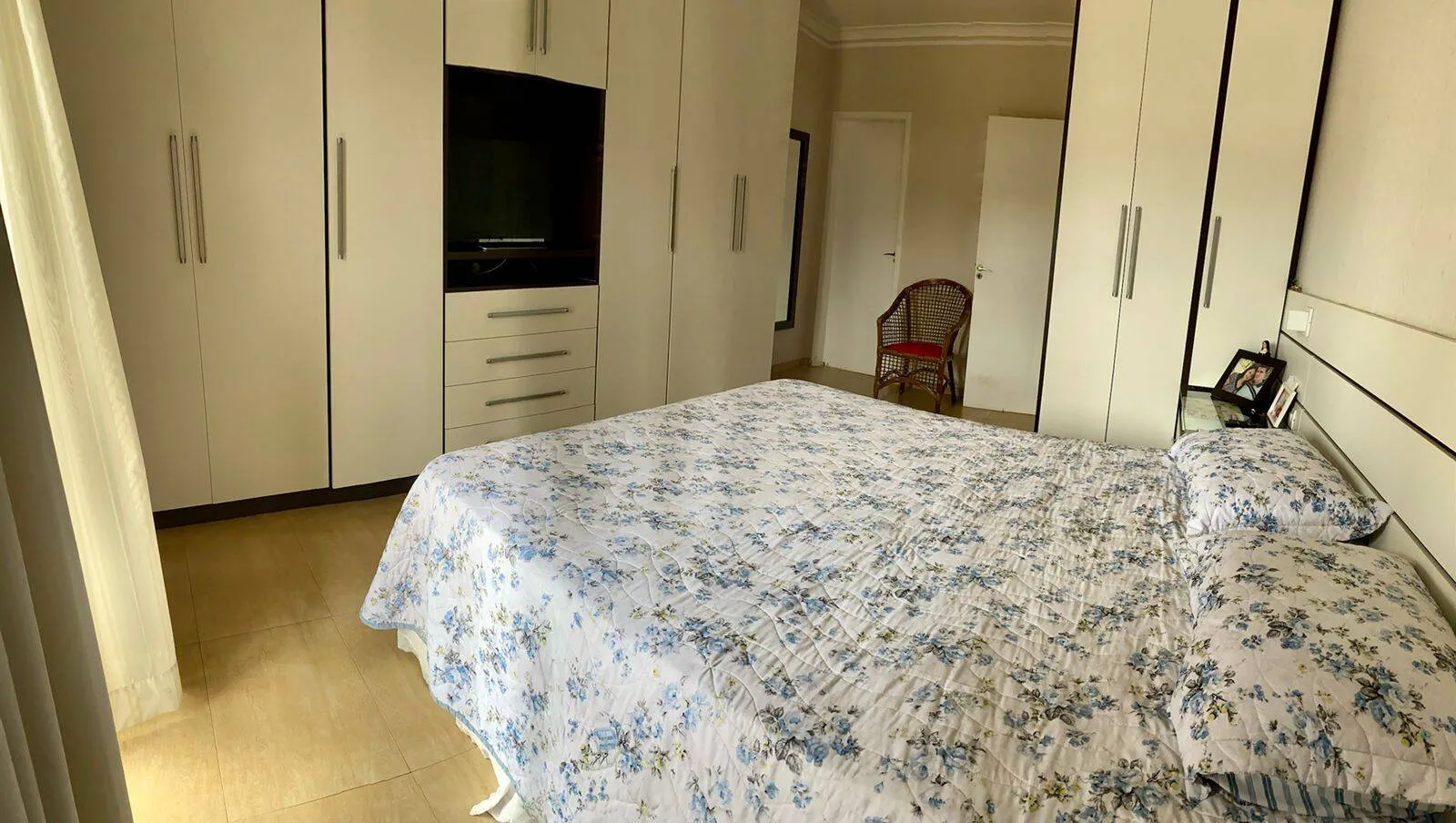 Imagem Sobrado semimobiliado com 4 vagas de garagem, churrasqueira e suíte em Cascavel, Bairro Neva - Venda