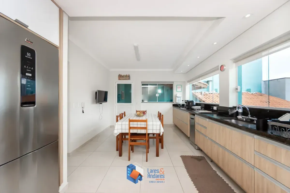 Imagem Casa para venda em Água Fria com 3 quartos, sendo 2 suítes, 219m²