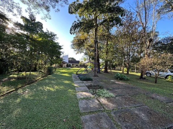 Imagem Casa Térrea com Gourmet, Hóspede, Cocheira, Ateliê e Caseiro.