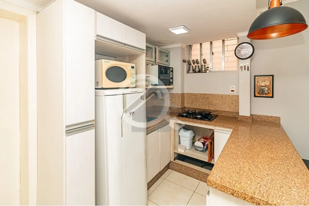 Imagem Descubra este encantador apartamento de 41m². Com dois dormitórios e piso de parquet, o imóvel of...