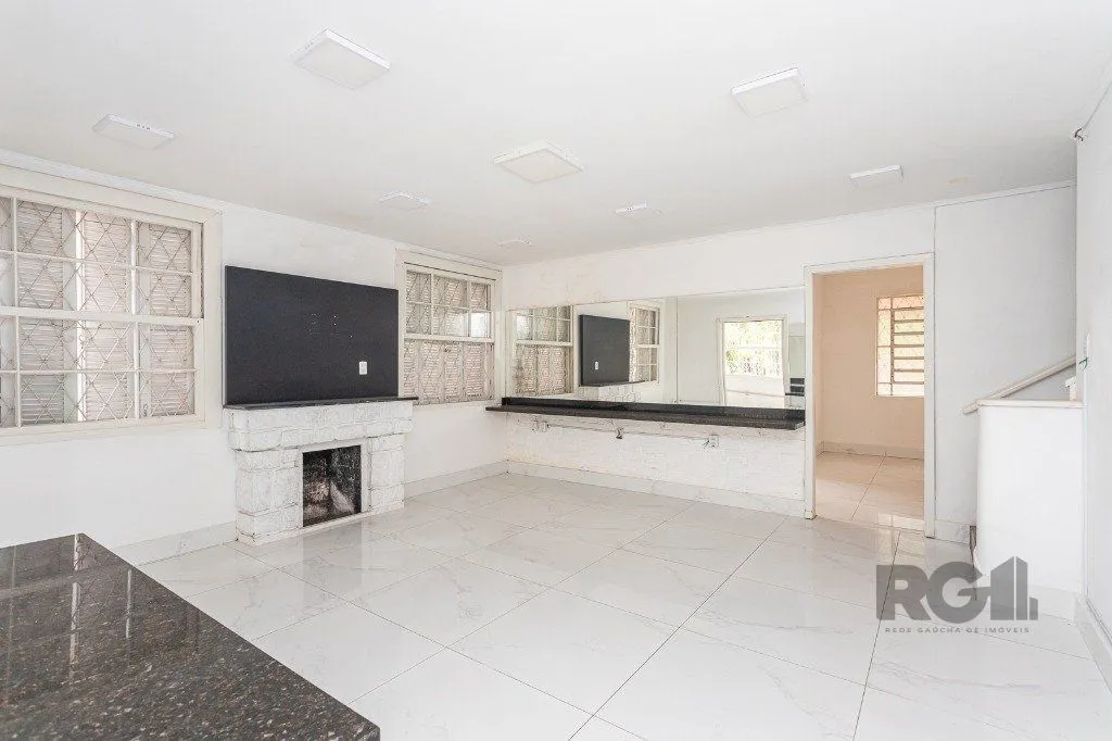 Imagem Casa Espaçosa de 3 Dormitórios à Venda no Bairro Moinhos De Vento!