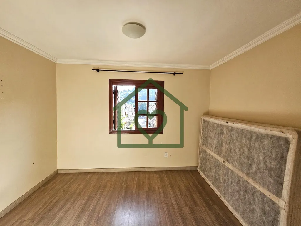 Imagem Casa em condomínio reformada e semimobiliada, com vaga para até 04 carros.

Térreo com living de ...