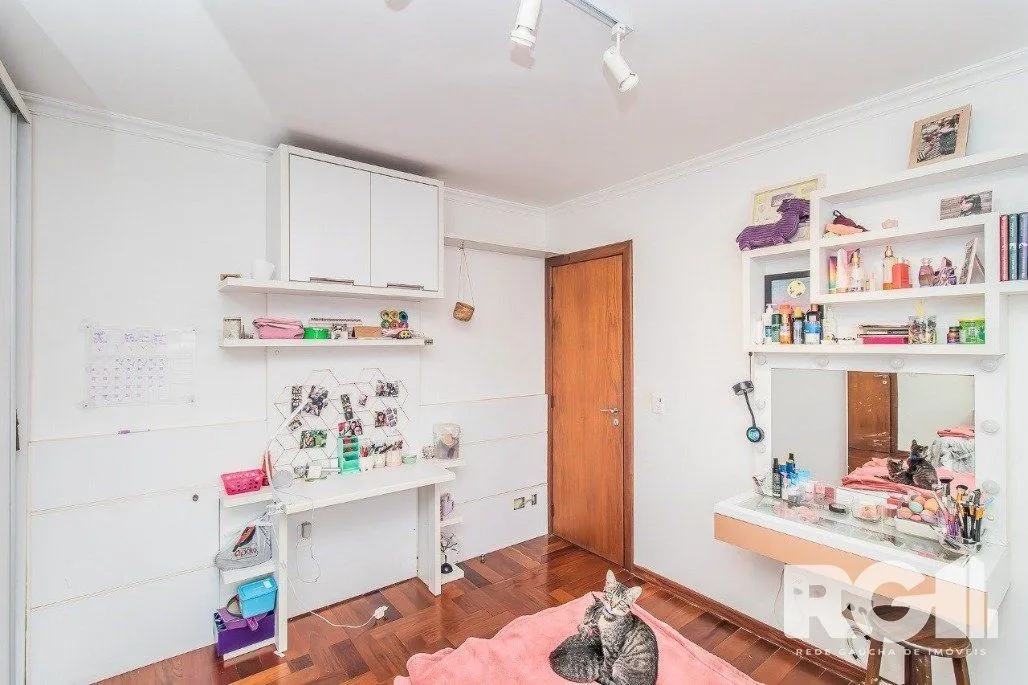 Imagem Casa espaçosa com 3 dormitórios, pátio com piscina e 4 vagas