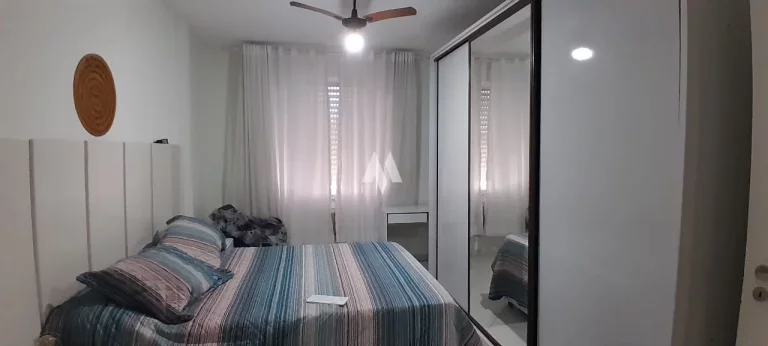 Imagem APARTAMENTO FRENTE NO BAIRRO EMBARÉ COM 3 QUARTOS (01 SUÍTE) + DEPENDÊNCIA COMPLETA, VISTA LIVRE, 01 QUADRA DA PRAIA.