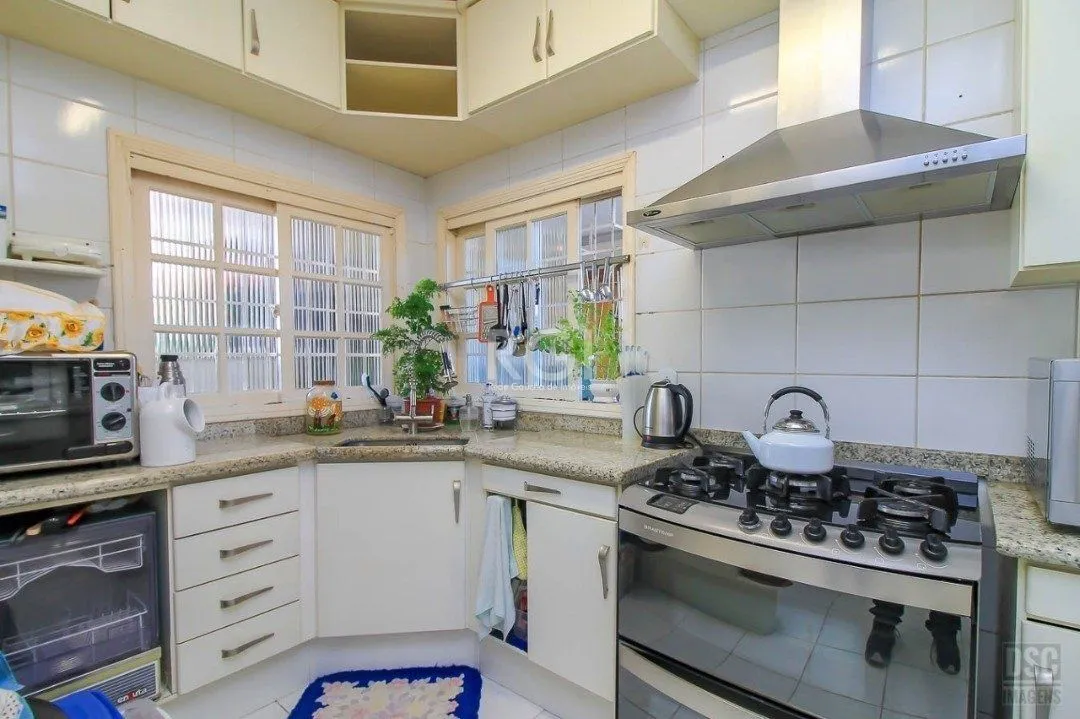 Imagem casa Living para 3 ambientes com lavabo, cozinha com pia e armários planejados