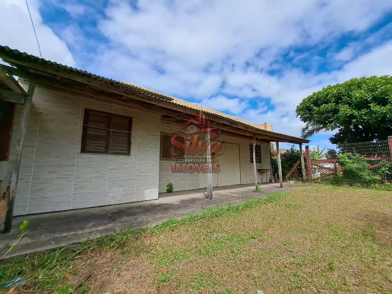 C139 | Casa 4 dormitórios com pátio cercado em Mariluz