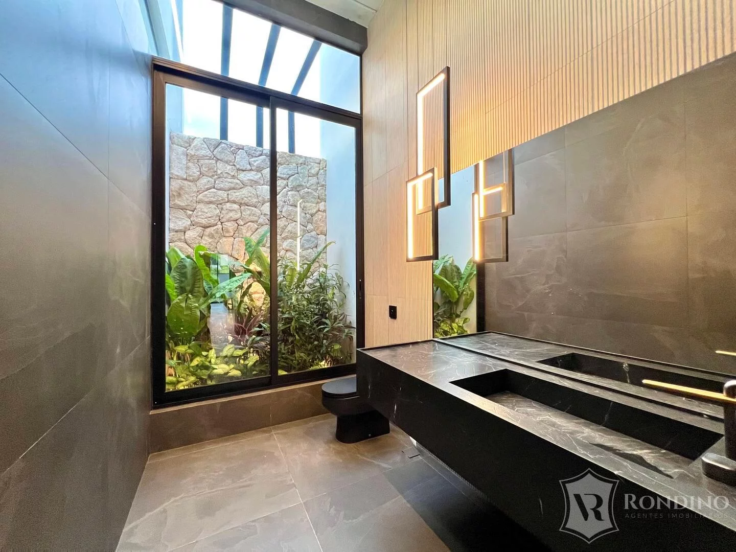 Imagem Casa sobrado em condomínio, 04 suítes, varanda gourmet, piscina