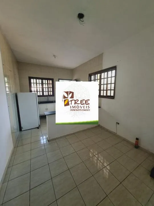 Imagem VENDA DE CASAS TÉRREAS NA VILA ORLANDA, EM SANTA ISABEL/SP, 500m² com quarto, banheiro, sala de estar, cozinha americana e fogão a lenha. CONSULTE-NOS