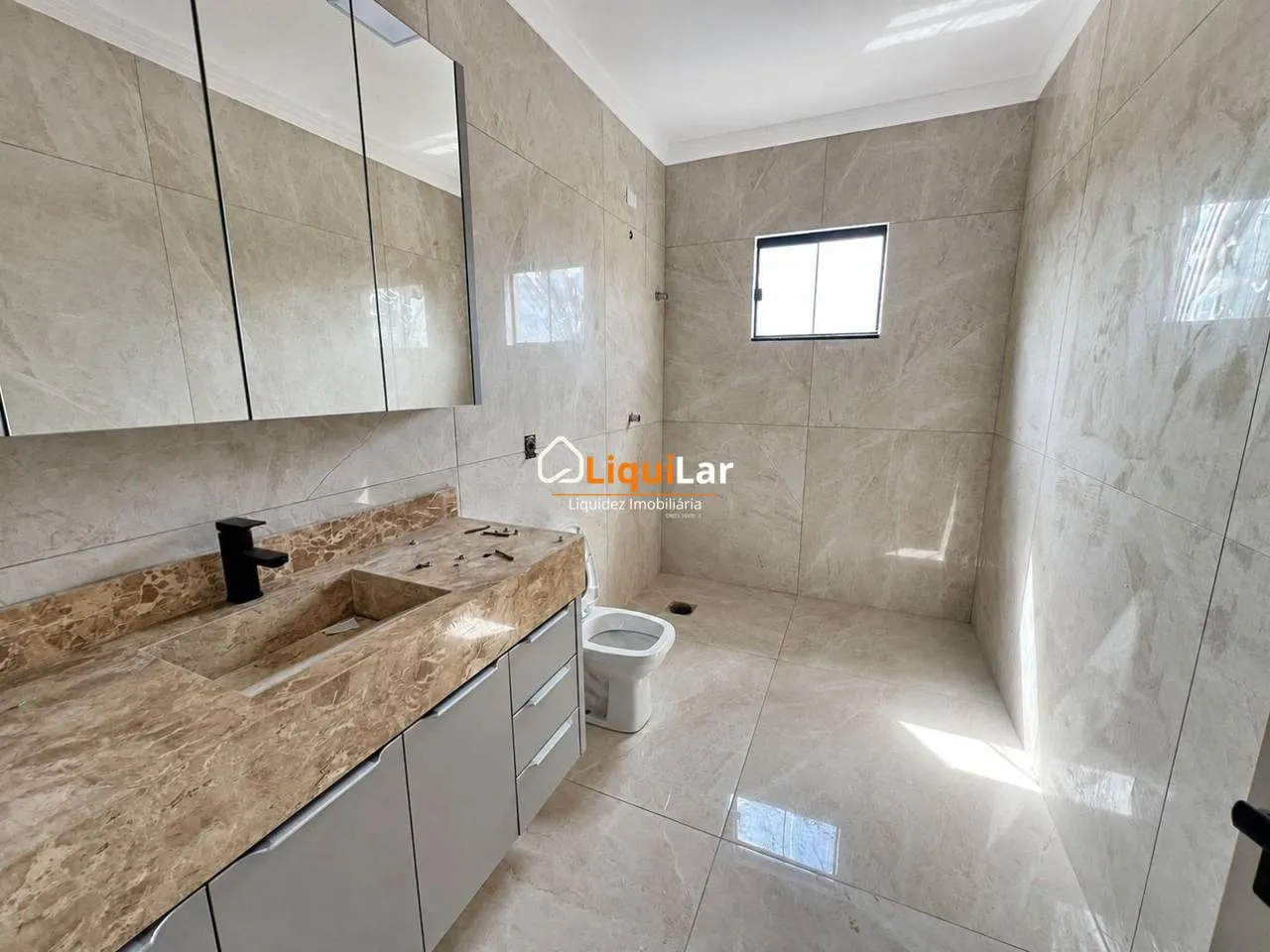 Imagem Sobrado com Aptidão Comercial na Vila Rosa Pires | 4 Quartos, Suíte e Localização Estratégica