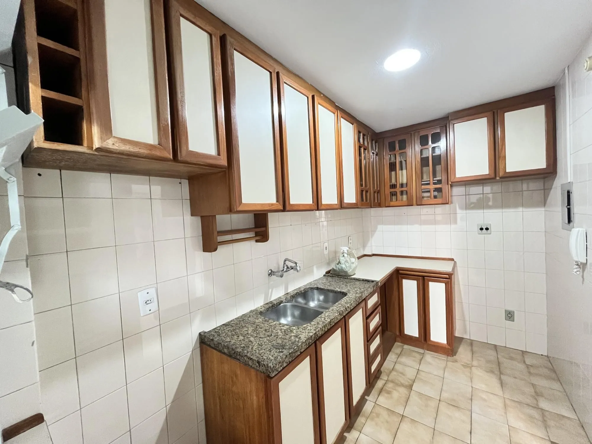 Imagem Apartamento de 1 quarto, 2 sacadas e 1 vaga de garagem no bairro Farroupilha POA