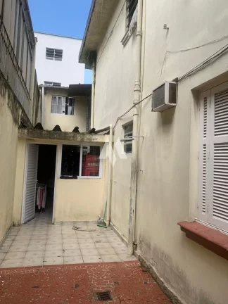 Imagem Casa Sobreposta Alta com Edícula em Santos,145m², 3 Vagas de Garagem e no bairro do Boqueirão