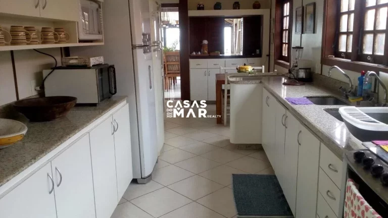 Imagem Casa de Luxo à Beira-Mar em Búzios, Condomínio Camurupim na Praia Rasa: 6 Quartos, 6 Suítes, 4 Salas - Segurança e Conforto!