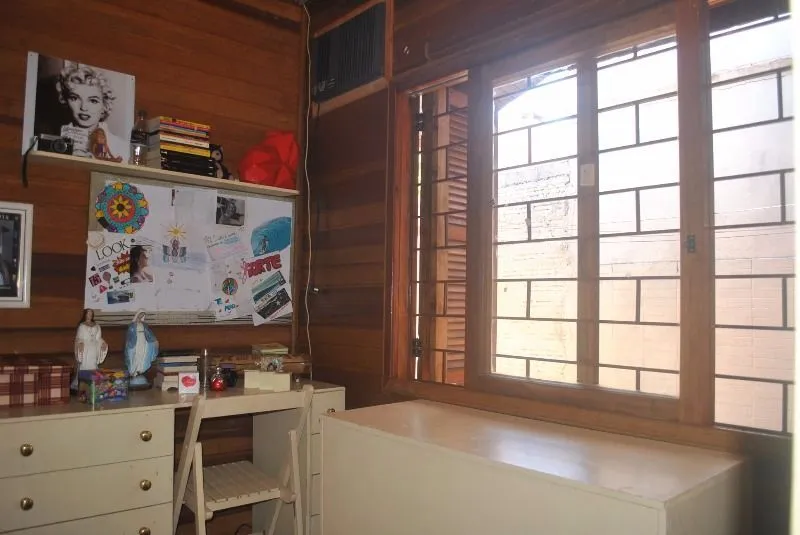 Imagem Casa para Venda - 250m², 3 dormitórios, 4 vagas - Serraria