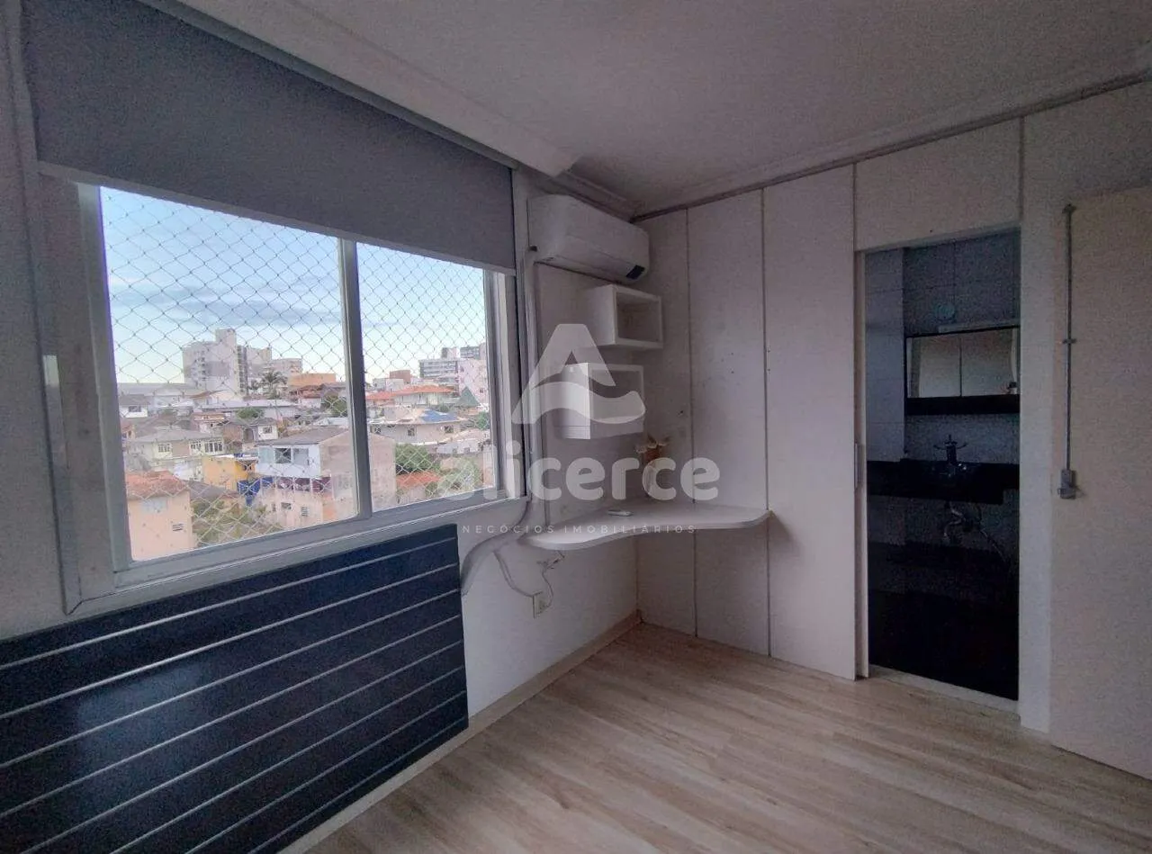 Imagem Apartamento semi mobiliado, 3 dorm. com suíte, andar alto e vista livre em Barreiros - São José - SC