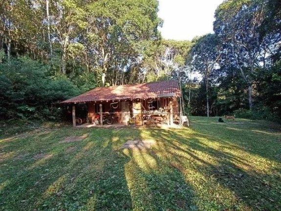 Imagem Sitio com duas casas, a primeira casa de tijolinho tem janelas de alumínio, churrasqueira, varanda ...