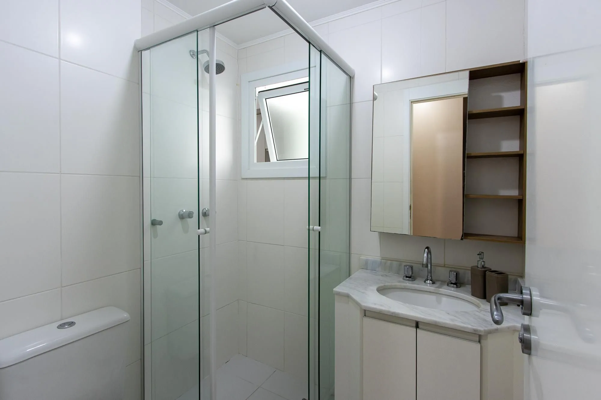 Imagem Apartamento de 2 dormitórios com suíte, churrasqueira e infraestrutura completa na Zona Sul de Porto Alegre.