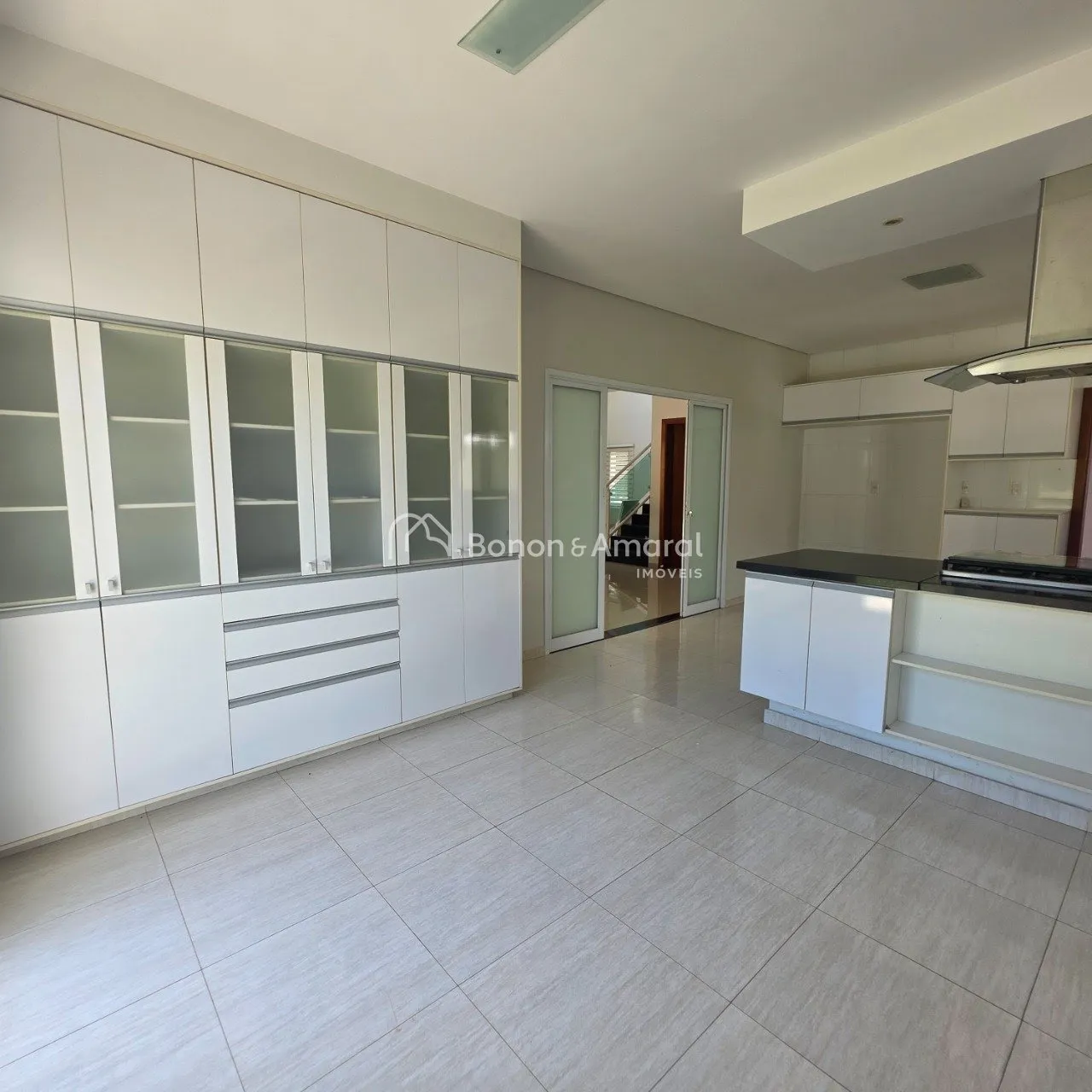 Imagem Sobrado com 316m², 4 suítes, 3 com closet, com piscina em Barão Geraldo