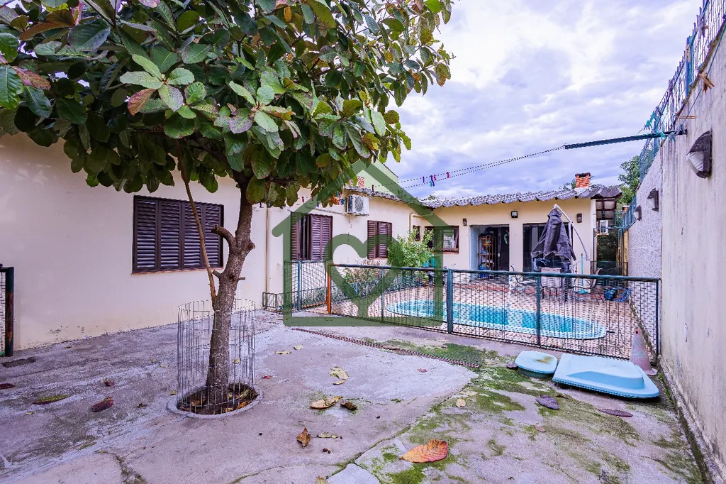 Imagem Casa à Venda no Bairro Cristal Apresentamos esta excelente residência localizada em uma das regiõ...