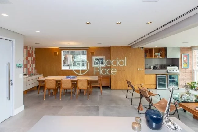 Imagem Totalmente reformado, apto com 201m² com planta versátil e super bem localizado. Amplo living com ...