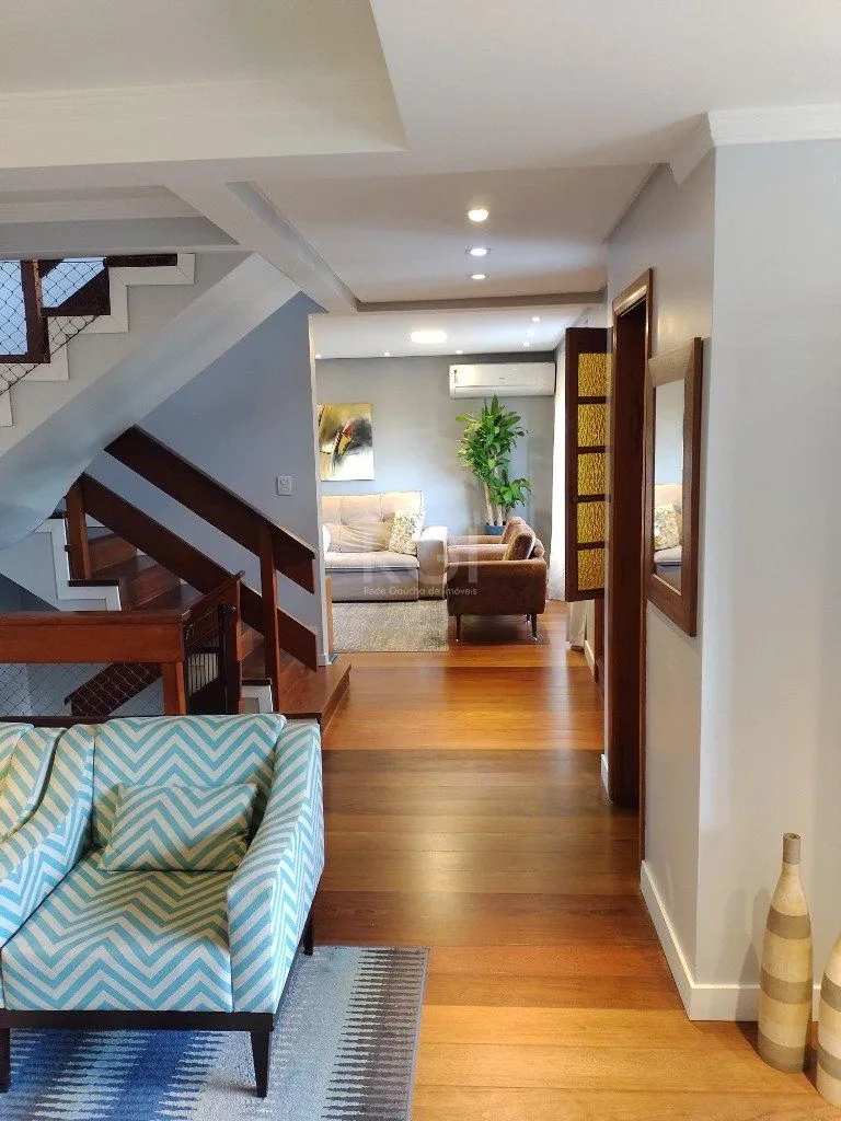 Imagem Excelente casa com 03 suíte, espaço gourmet com churrasqueira, living com lareira, pátio com piscina e garagem para 02 carros no bairro Espírito Santo