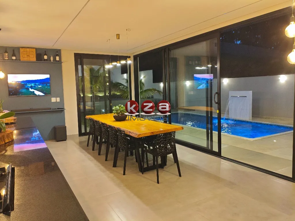 Imagem Casa a venda em Condomínio de Alto Padrão em Vinhedo-SP: 3 Suítes, 2 Salas, gourmet com churrasqueira e piscina.
