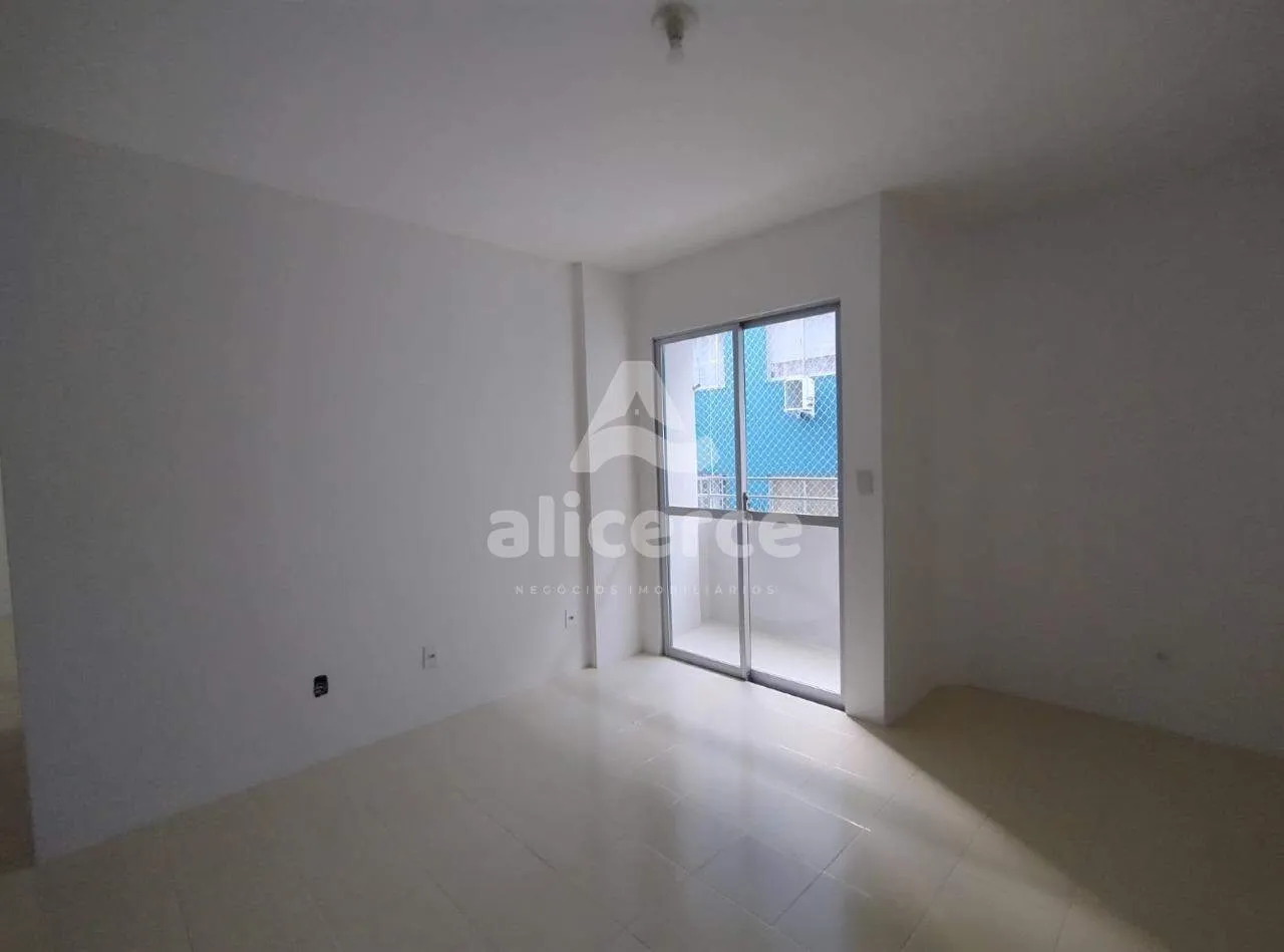Imagem Apartamento Recém reformado, semi mobiliado 2 Dormitórios , elevador, piscina, Barreiros, São José/SC