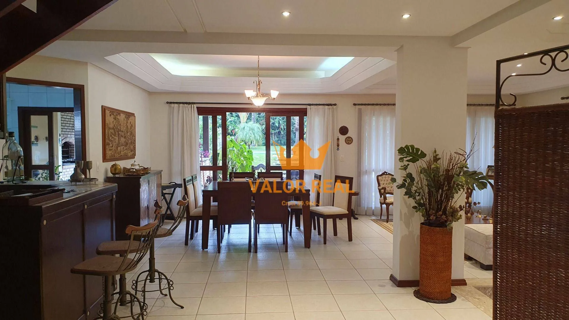 Imagem Casa em Condomínio de Alto Padrão, Venda ou Locação: AT 720 m2 e AC 390 m2, 4 suites, 4 vagas, piscina.