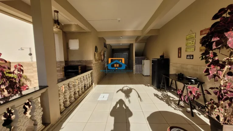 Imagem Casa grande com pontos de Comércio a venda no bairro Veraneio em Santana do Paraíso.