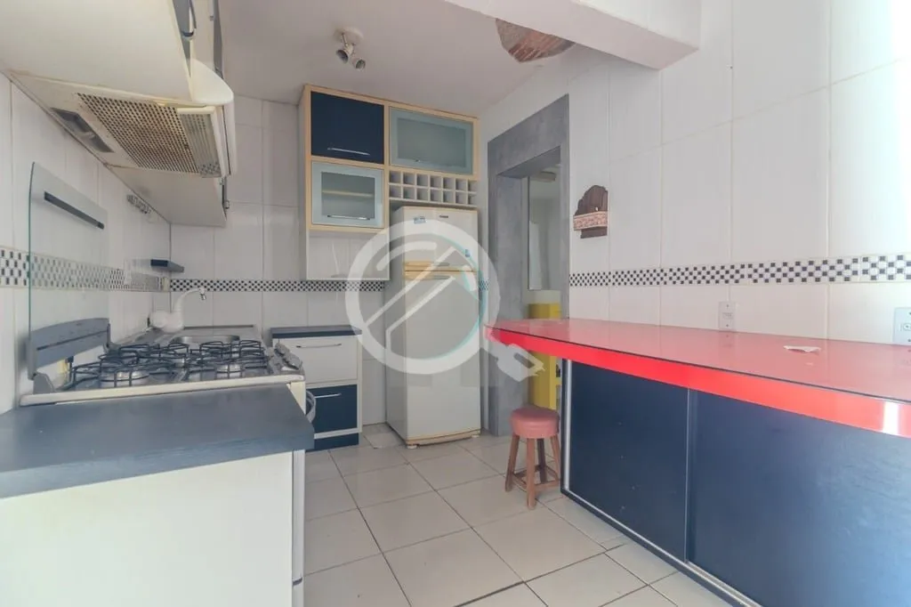 Imagem Sobrado três quartos com uma suíte, living, banheiro social, cozinha e pátio. O sobrado possui ar...