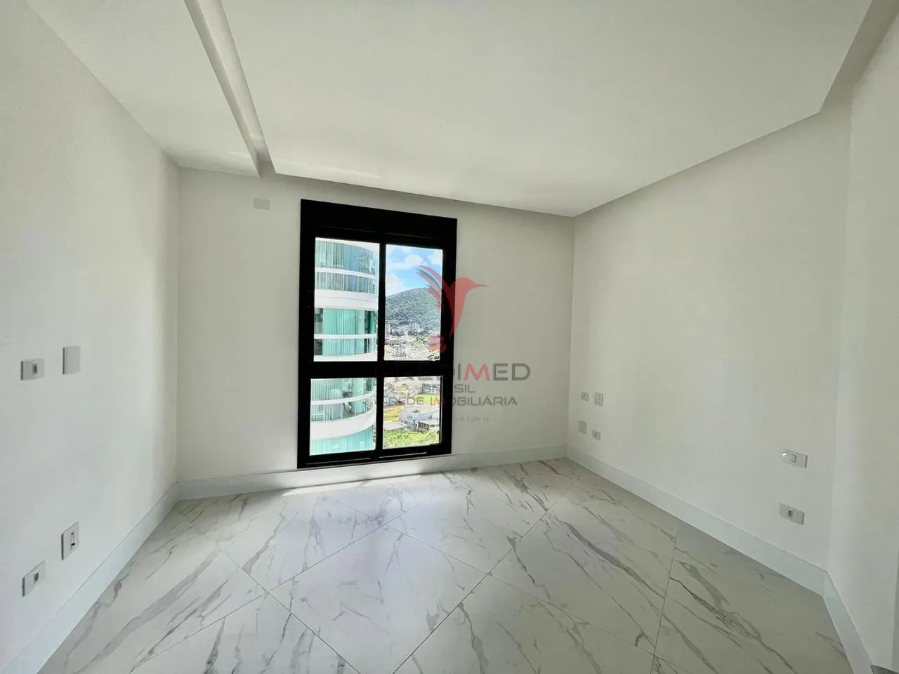 Imagem Pé na areia em Itapema com 4 Suites, living integrado, churrasqueira, 3 vagas ,vista mar