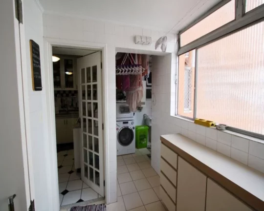 Imagem Amplo apartamento com piso de tacos, armários embutidos, living ampliado para 02 ambientes, 03 dorm...