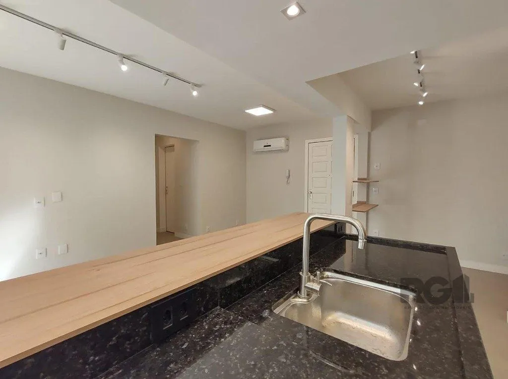 Imagem Apartamento semi mobiliado, 67m², 2 dormitórios, 1 vaga no bairro Petrópolis