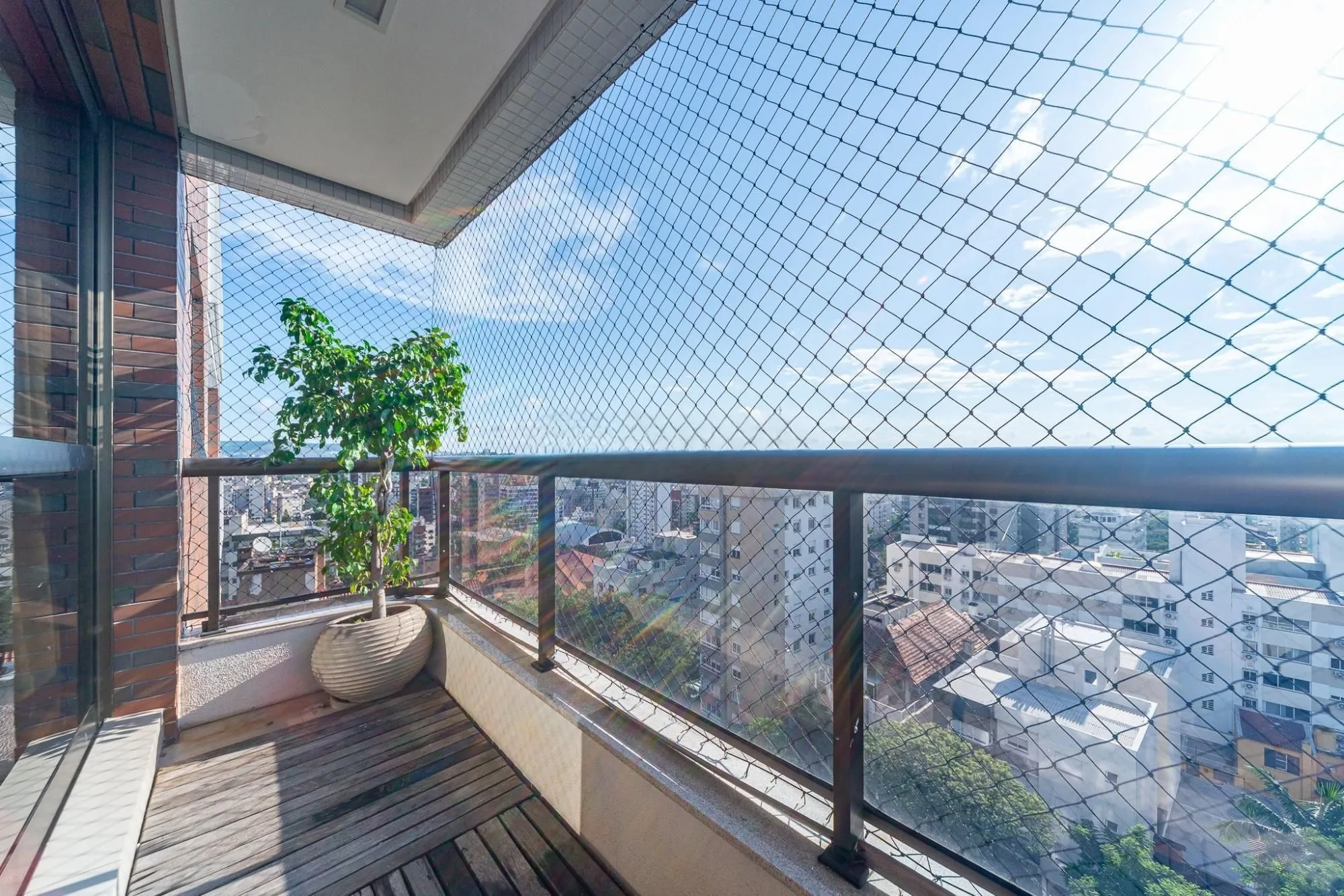 Imagem Apartamento 2 Dormitórios com Suíte e 2 Vagas no Petrópolis - 75m²