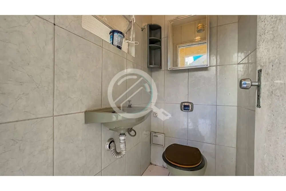 Imagem Ampla casa com 14 peças incluindo um anexo de 3 andares, salas com lareira, 2 suítes, 4 quartos, e...