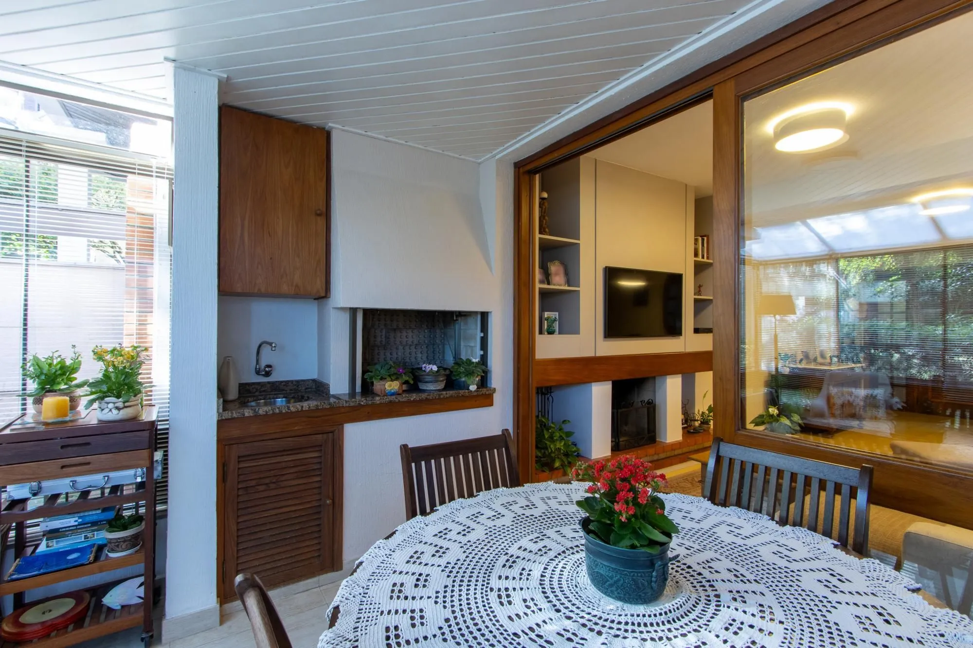 Imagem Apartamento de 4 dormitórios, 1 suíte e 2 vagas escrituradas - Bairro Ipanema.