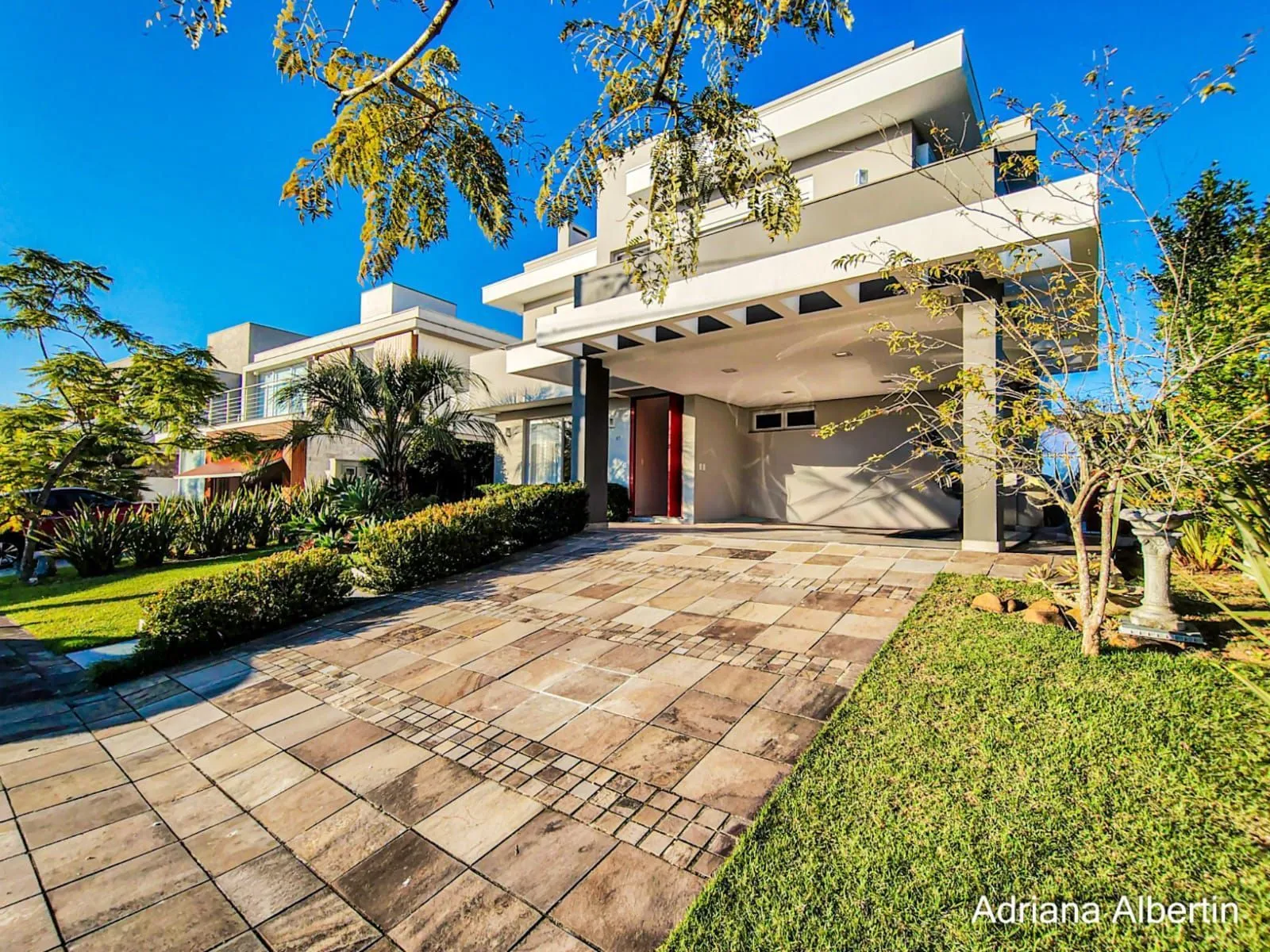 Imagem ALPHAVILLE PORTO ALEGRE | CASA COM FUNDOS PARA APP E ÁREA EXTERNA COMPLETA