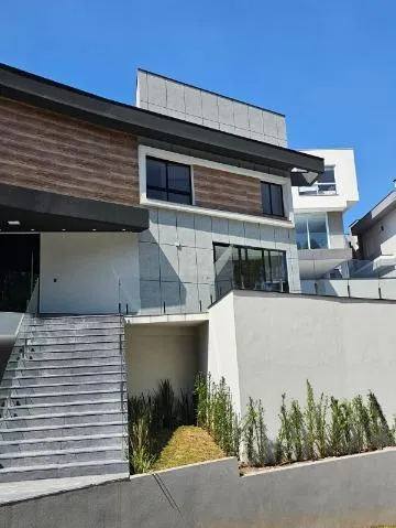 Imagem VENDA DE CASA NO CONDOMÍNIO REAL PARK, EM ARUJÁ/SP, 373m² com 4 suítes amplas, espaço gourmet, piscina e garagem coberta. CONSULTE-NOS.