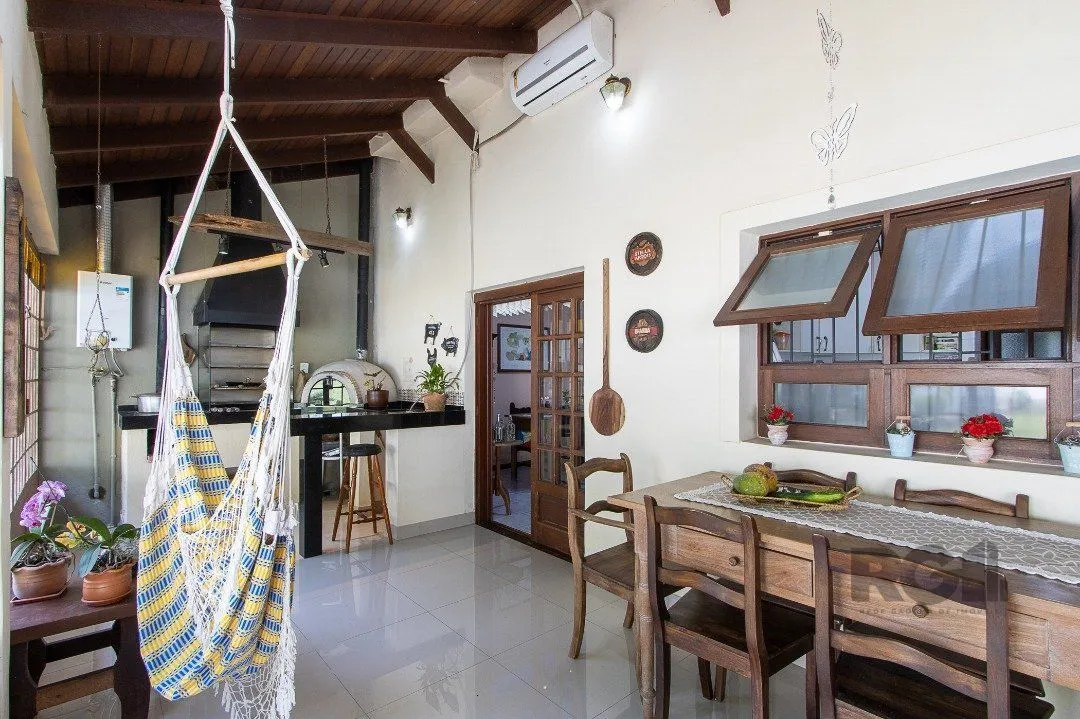 Imagem Casa para Venda - 300m², 3 dormitórios, sendo 1 suites, 4 vagas - Nonoai