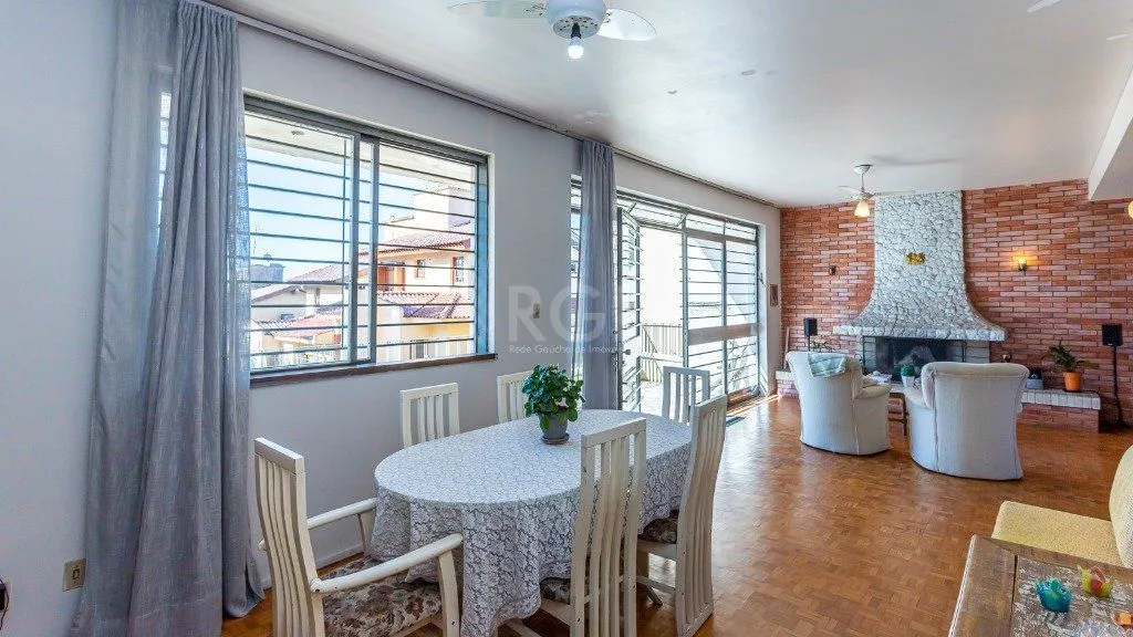 Imagem Vende casa com 05 quartos e garagem para 5 carros.