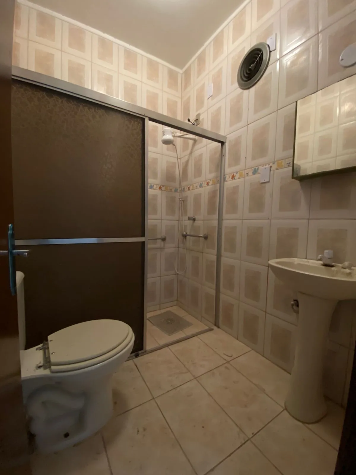 Imagem Casa de (3)três quartos, sendo uma suíte com duas vagas de garagem.