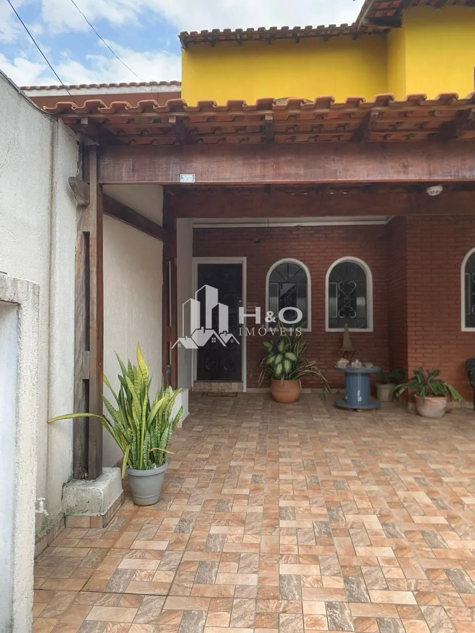 Imagem Sobrado à venda no bairro Jacuí com 100m², 3 dormitórios, quintal e 4 vagas de garagem