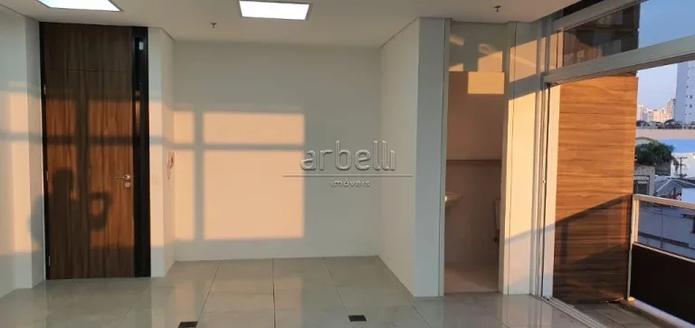 Imagem Sala com 43 metros quadrados com 2 pontos para ar-condicionado, 1 banheiro, janelas amplas, piso de ...