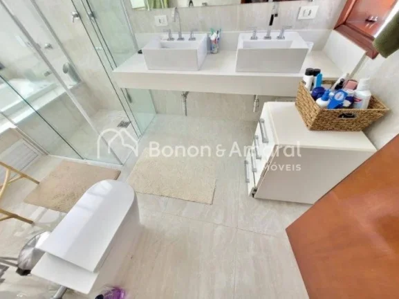 Imagem Belíssima casa para venda com excelente localização, contendo no piso inferior quatro salas (esta...