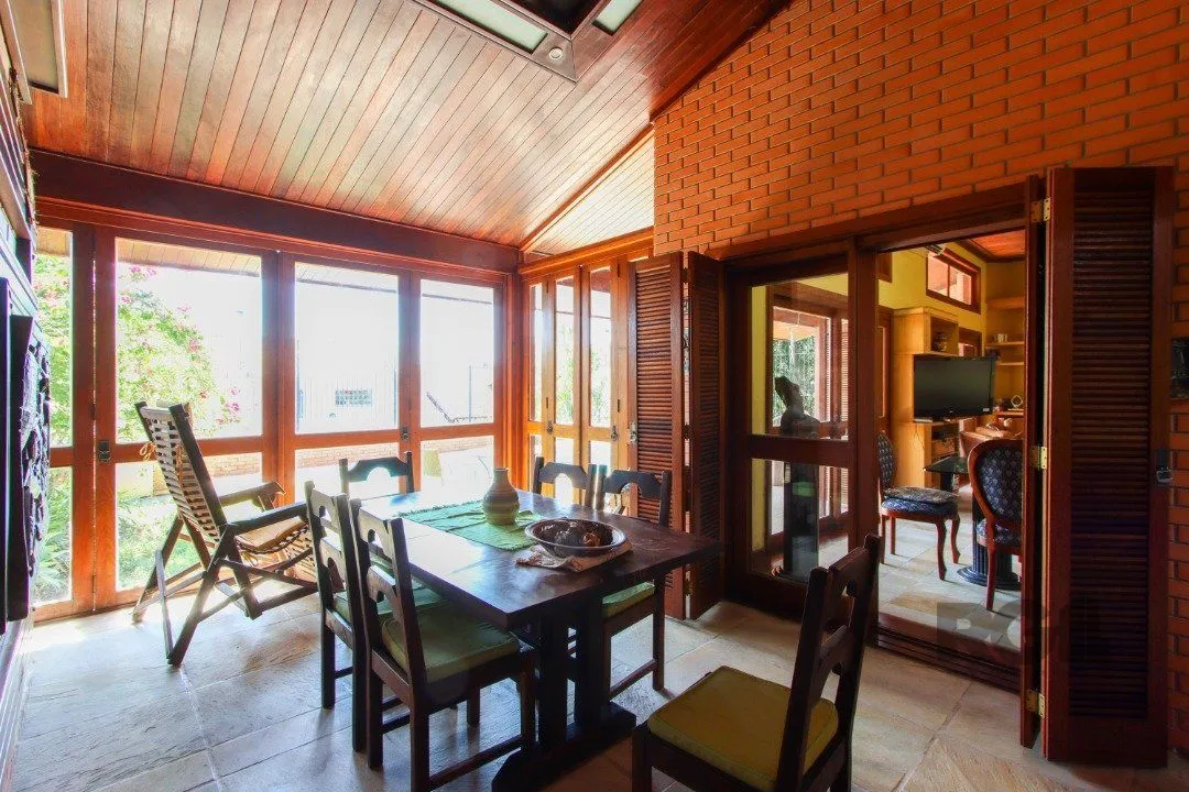Imagem Casa com 4 dormitórios, sendo 1 suíte, com 2 vagas cobertas, no bairro Nonoai, Porto Alegre, RS