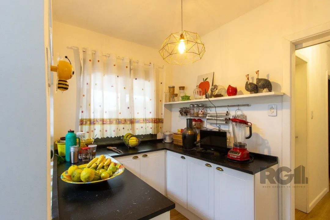 Imagem Casa térrea, 3 quartos, edícula, com 2 suites, pátio - Bairro Guarujá