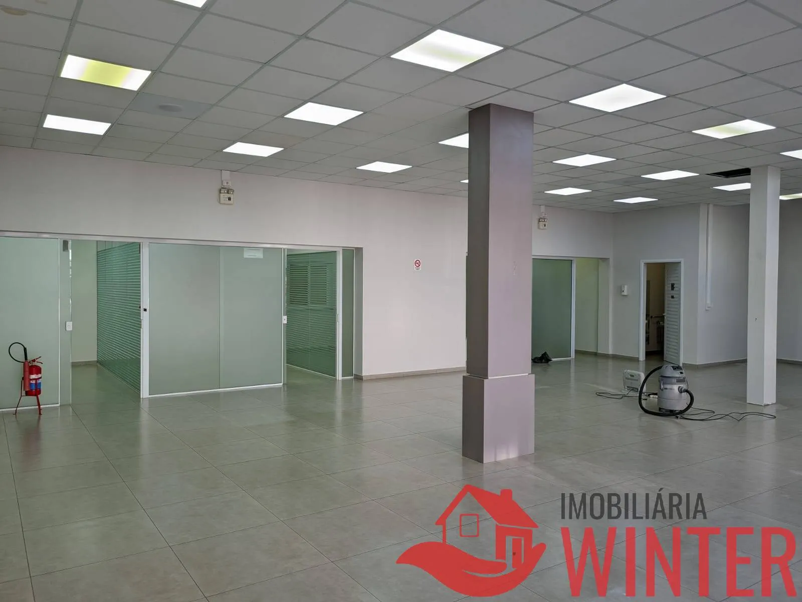 Imagem Sala de esquina terrea com 210m2